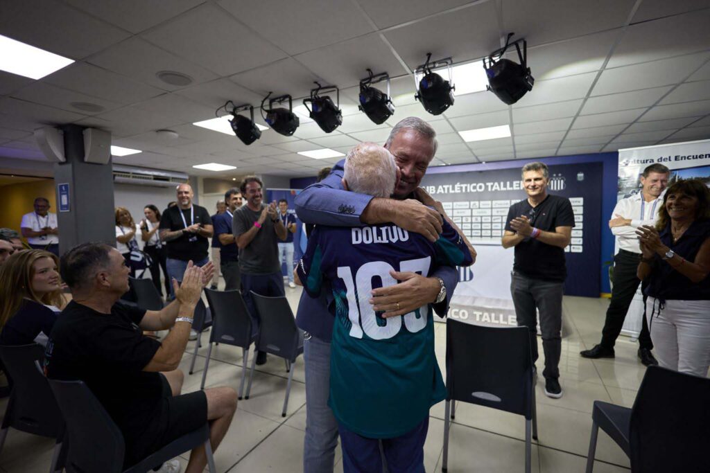 Oscar D’Olivo, el hincha centenario de Talleres que fue homenajeado por el club