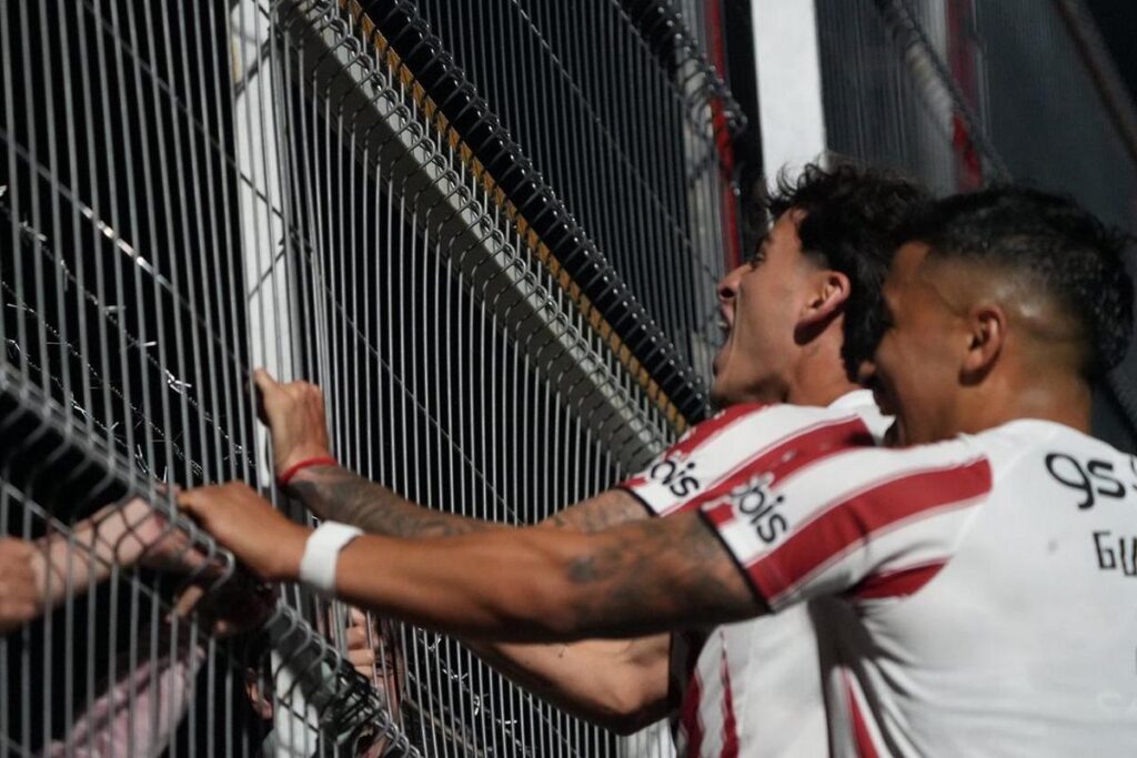 Jeremías Lazaro convirtió de penal el gol que selló una noche histórica en Alta Córdoba. La Gloria todavía tiene posibilidades de ingresar a la Copa Libertadores.