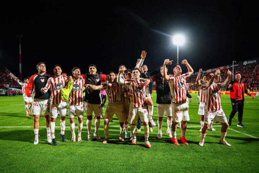 La Gloria jugará este sábado desde las 21.30 en el estadio Jorge Luis Hirschi de La Plata. El equipo de Diego Flores llega como puntero y busca fortalecer su posición de cara a los playoffs del Torneo Clausura 2026.