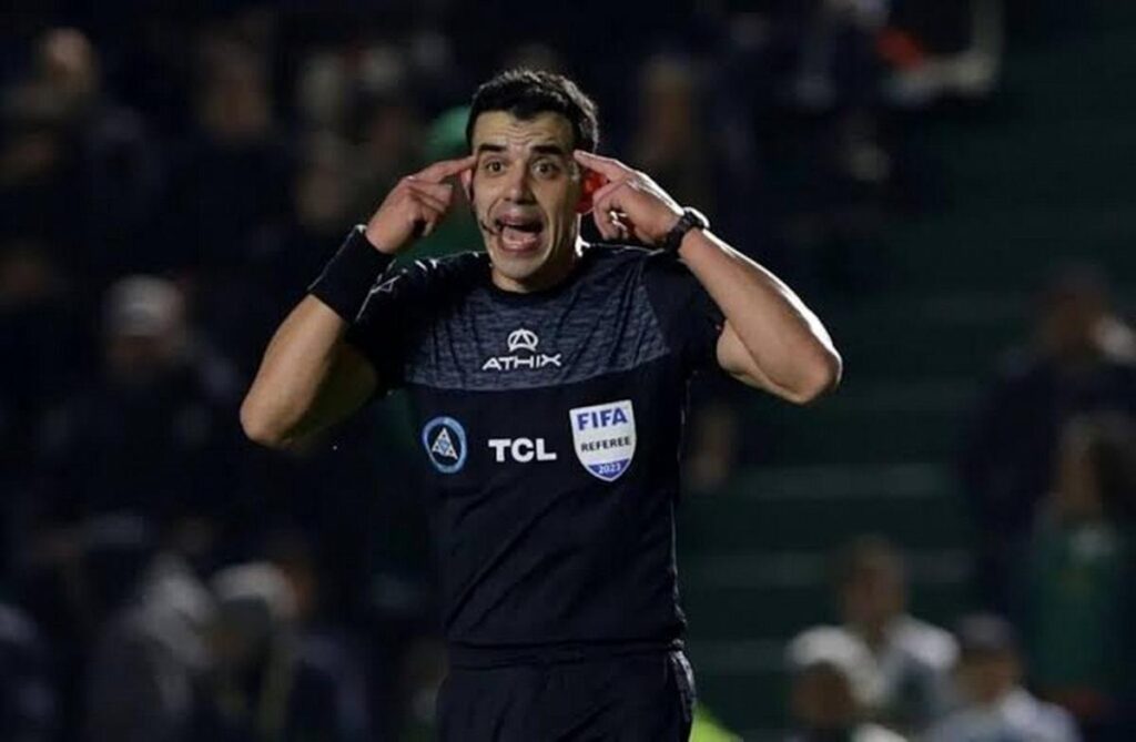 El juez dirigirá por undécima vez a la Gloria, que bajo su conducción acumula tres triunfos, dos empates y cinco derrotas.