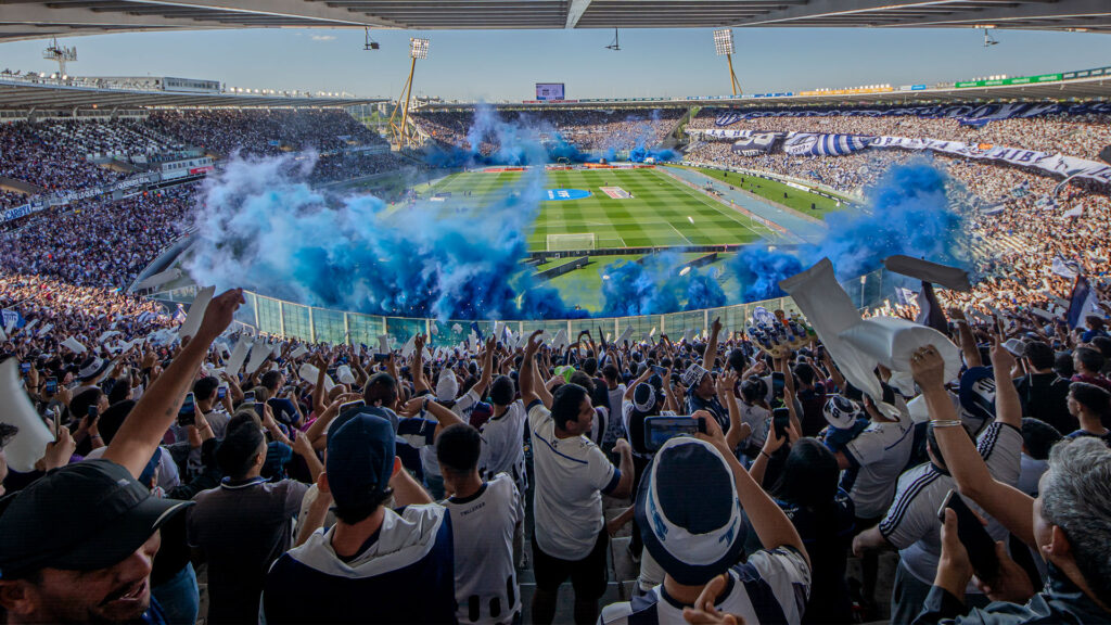 El clásico cordobés se disputará el domingo 4 de octubre desde las 17 en el estadio Mario Alberto Kempes, con presencia exclusiva de la parcialidad de Talleres. Los socios deberán pagar el aporte extraordinario del Día del Club mediante Boletería VIP.