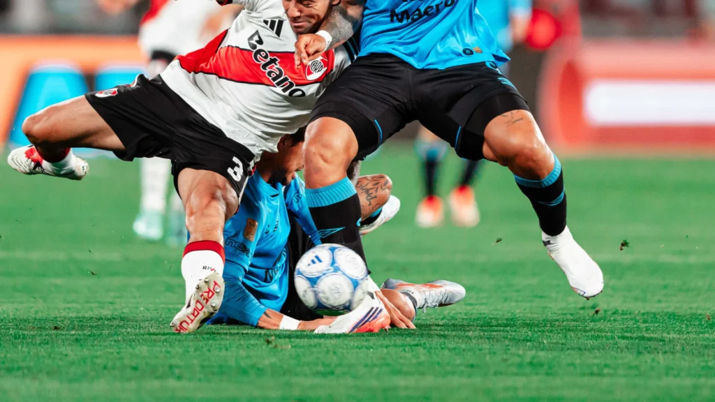 Belgrano cayó por 3-0 frente a River en el Estadio Mario Alberto Kempes, por la fecha 13 del Torneo Clausura 2026. Tomás Galván, Ángel Correa y Thiago Almada marcaron los goles.