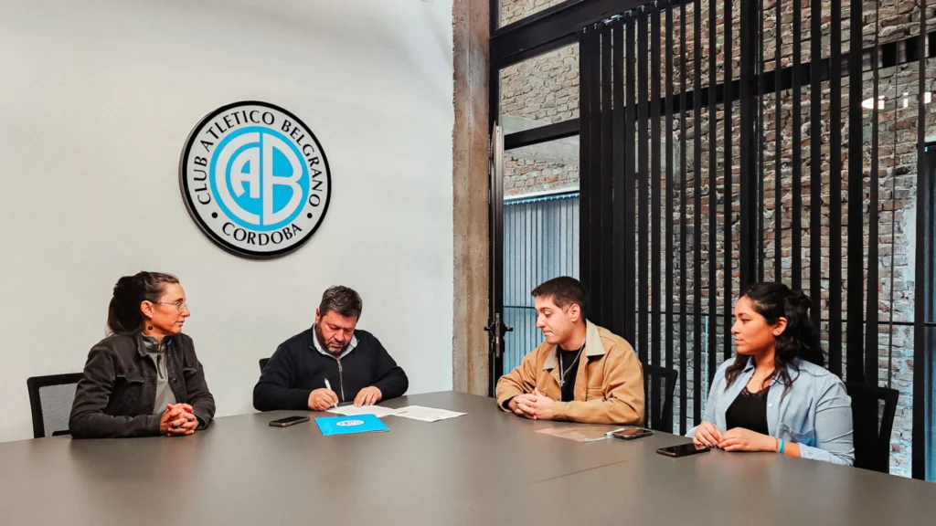 El club acordó con la institución educativa beneficios de formación para deportistas, trabajadores, socios y sus familias, además de propuestas para completar el secundario y cursar tecnicaturas superiores.